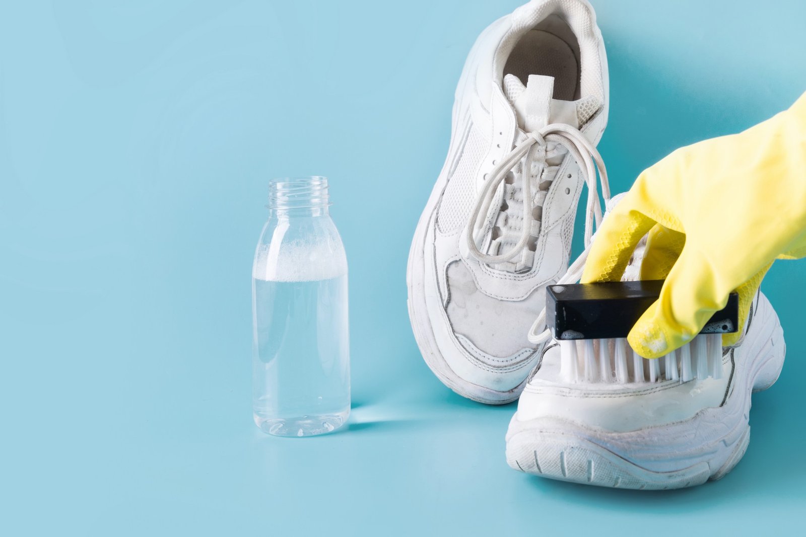 Schuhe werden gereinigt – alle Methoden gegen Schuhgeruch im Überblick