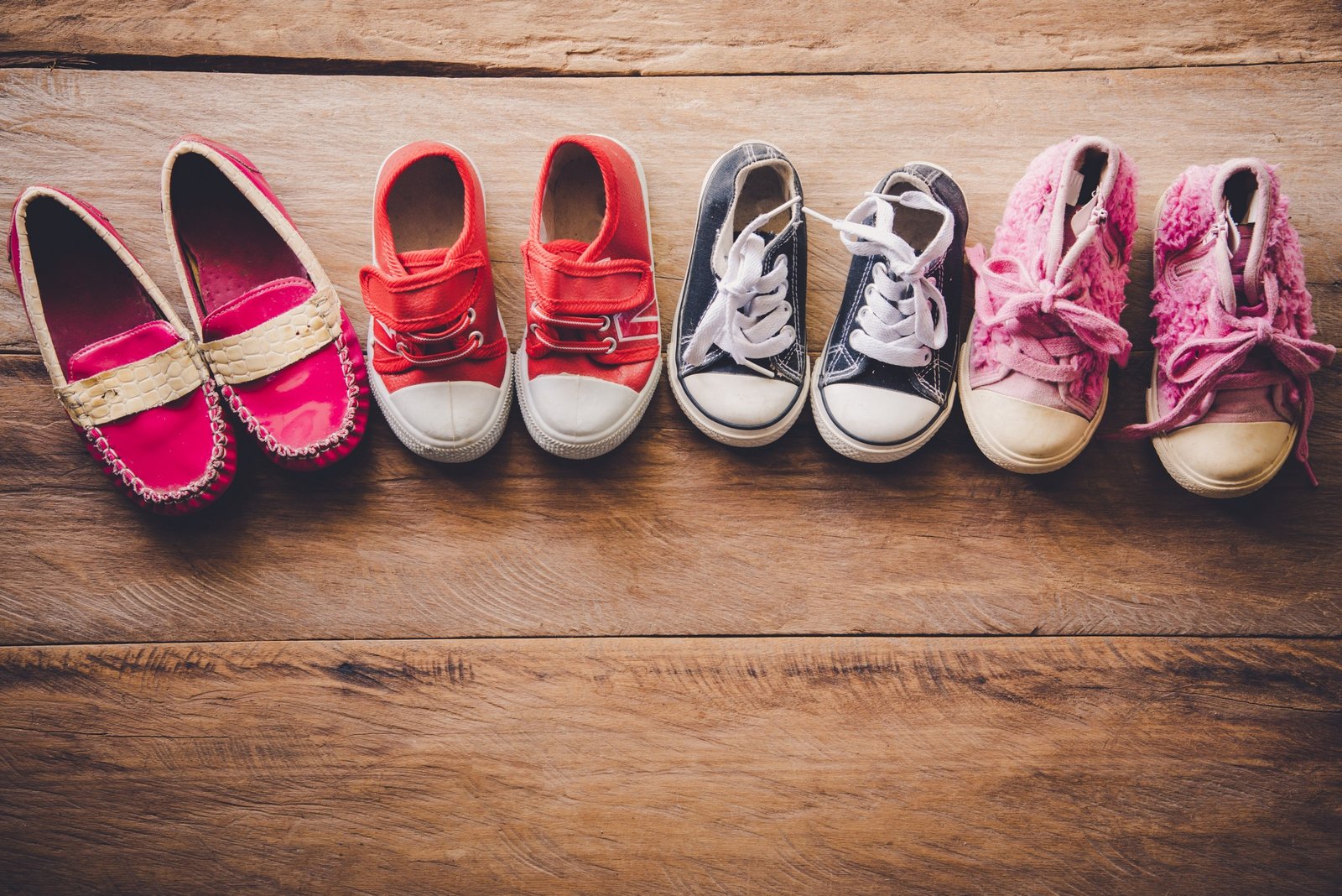 Bunte Kinderschuhe auf dem Boden – Schuhgeruch bei Kindern