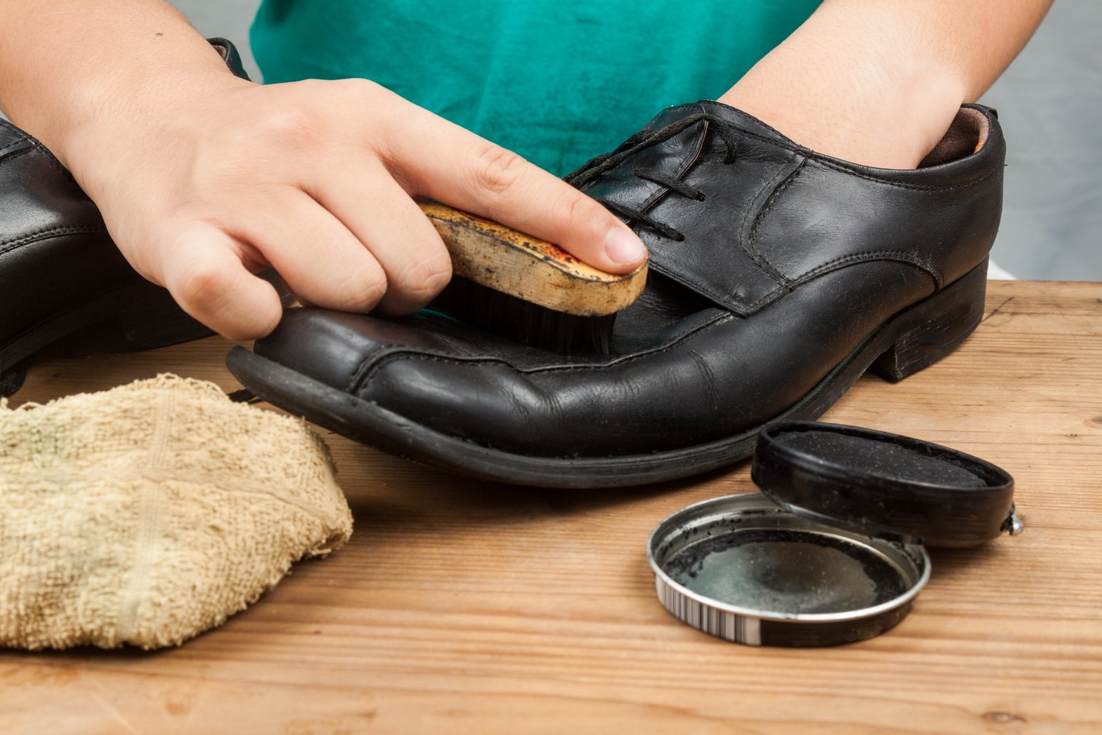 Lederschuhe beim Reinigen – muffigen Geruch aus Lederschuhen entfernen