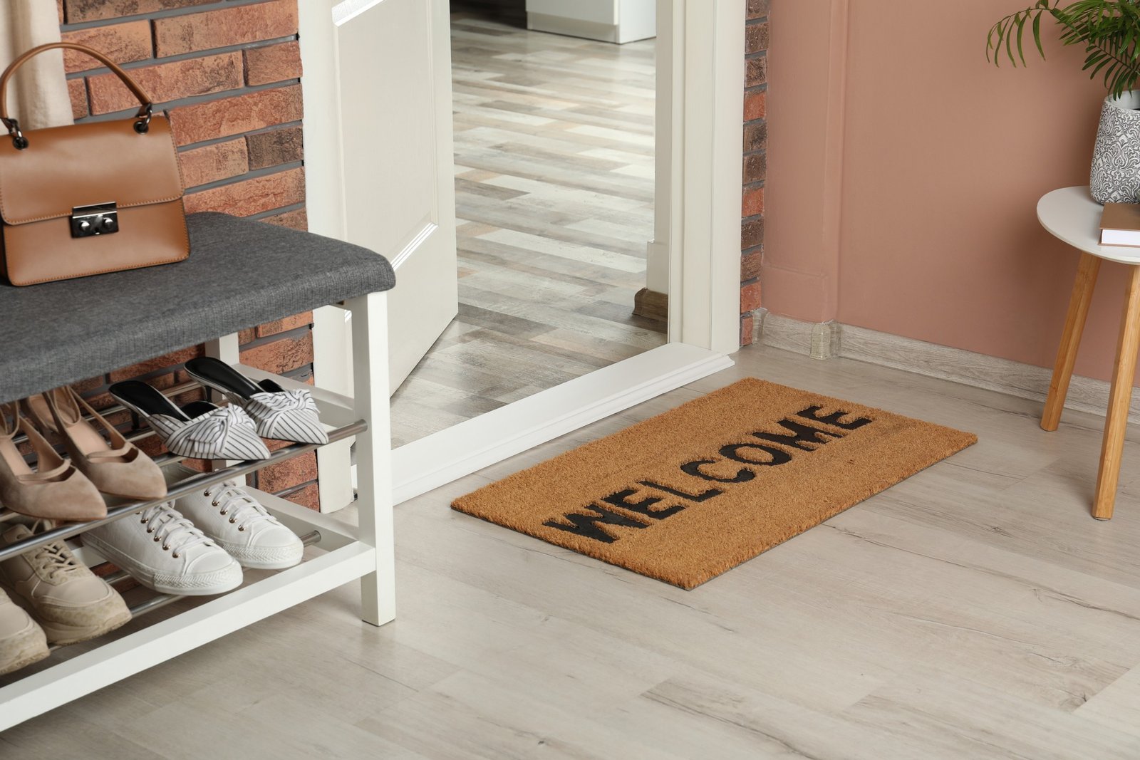 Schuhe vor der Tür – Schuhgeruch beim Besuch ausziehen