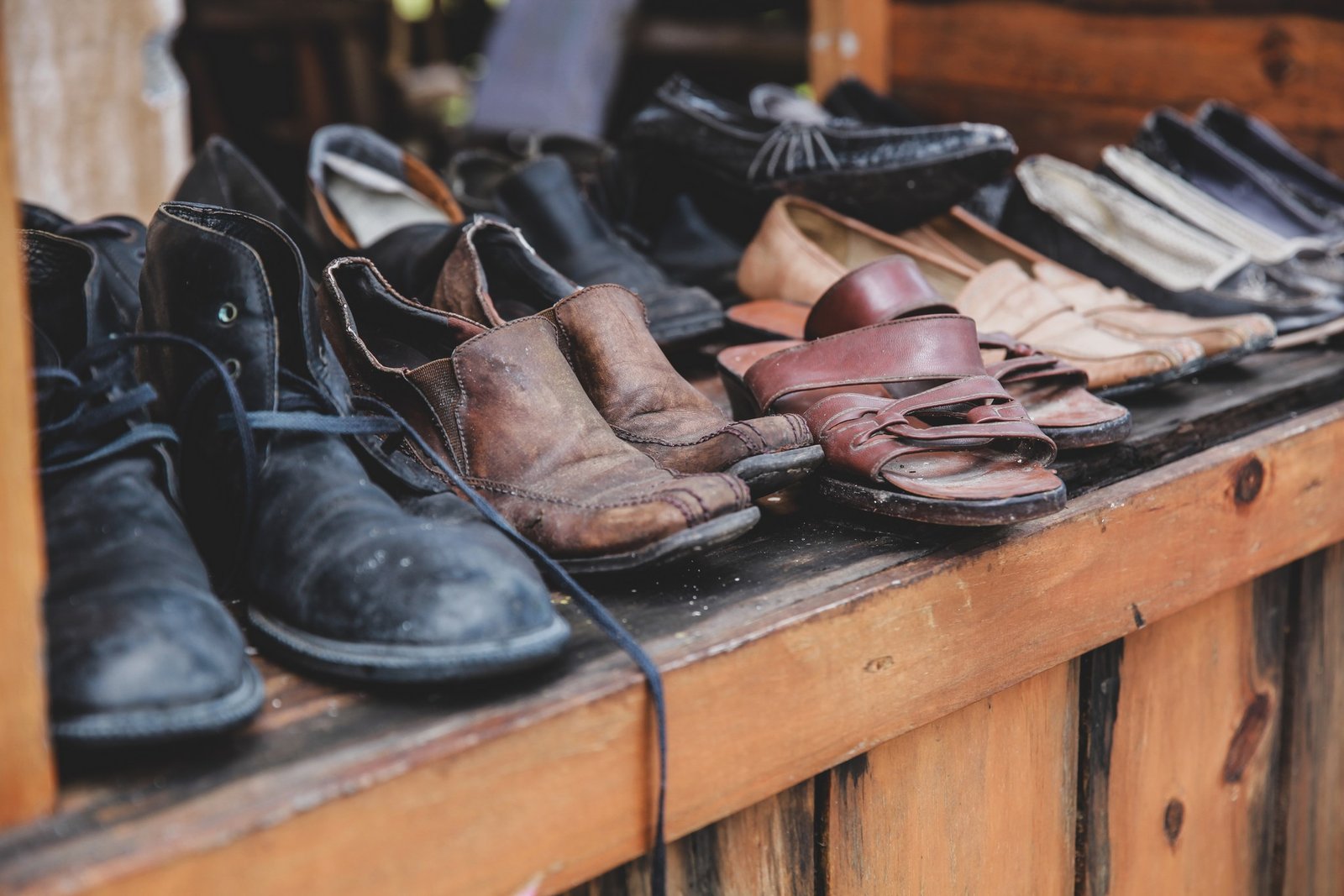 Alte Schuhe in Lagerung – modriger Geruch nach dem Winter