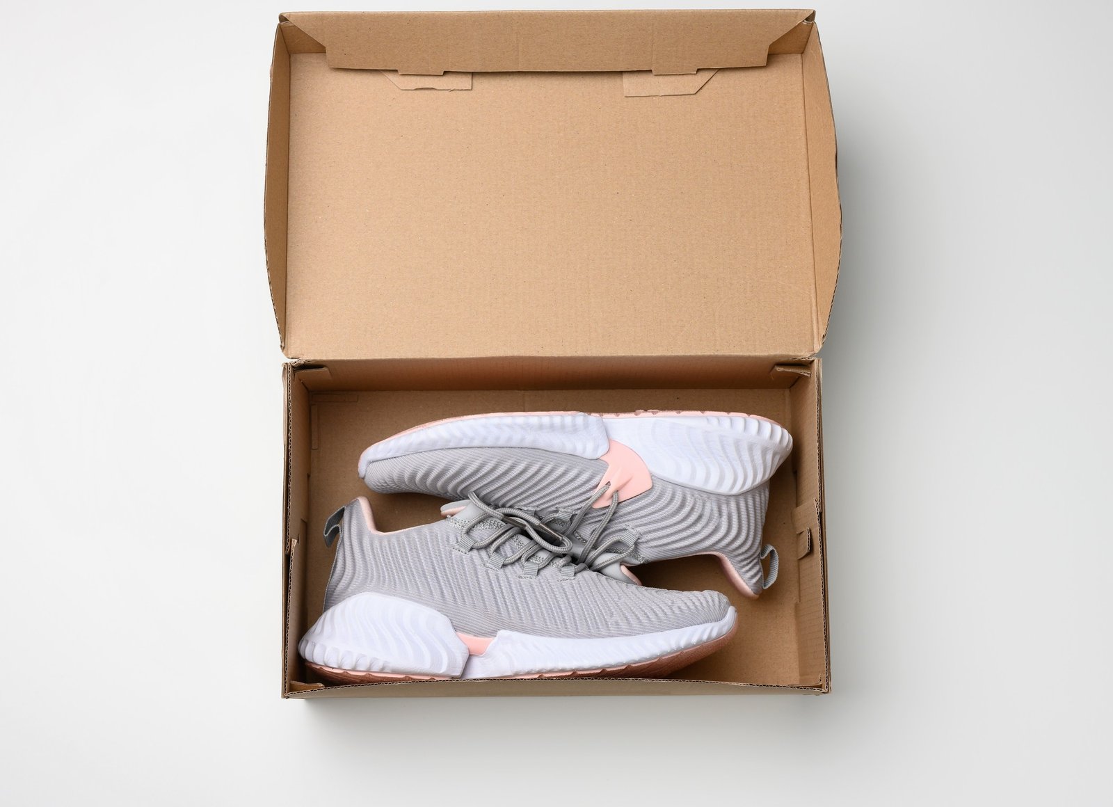 Neue Schuhe aus einer Schachtel – chemischer Geruch neuer Schuhe