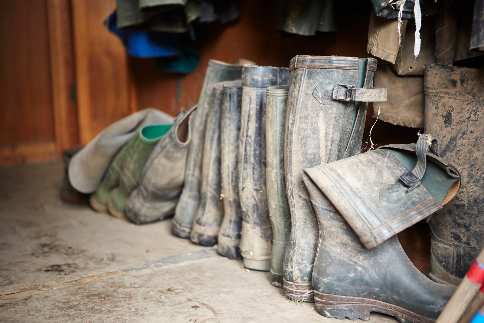 Gummistiefel im Keller – muffiger Kellergeruch in Schuhen