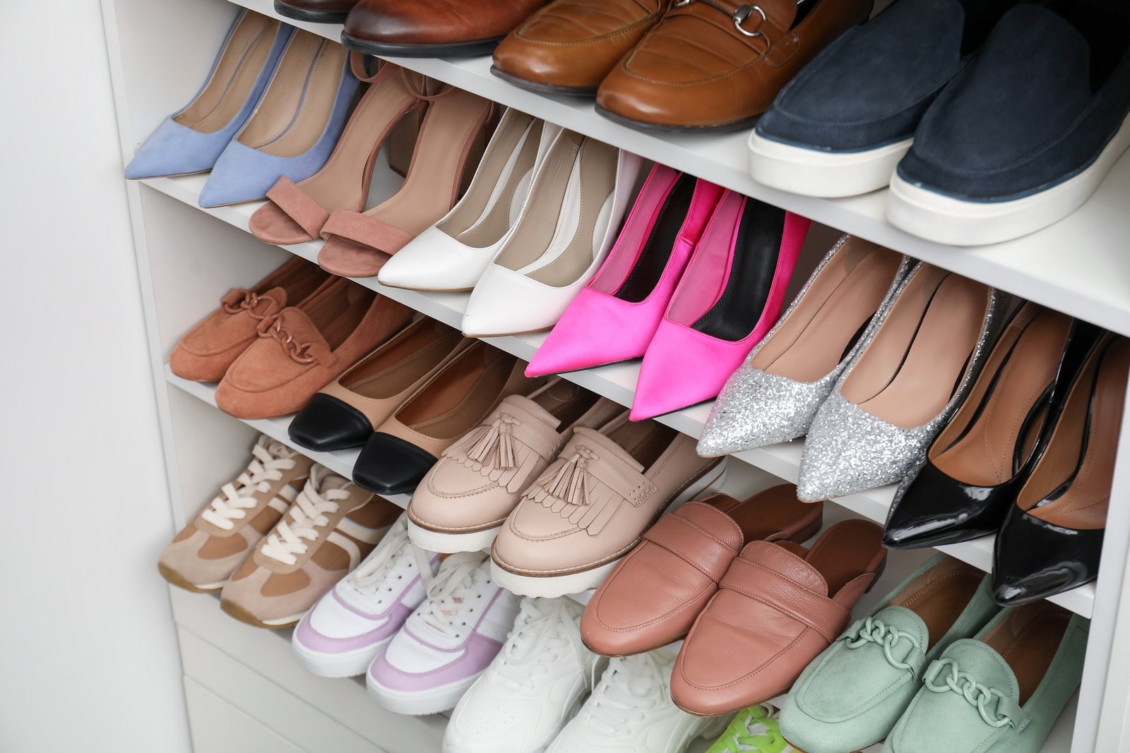 Mehrere Schuhpaare ordentlich aufgereiht – Schuhrotation gegen Geruch
