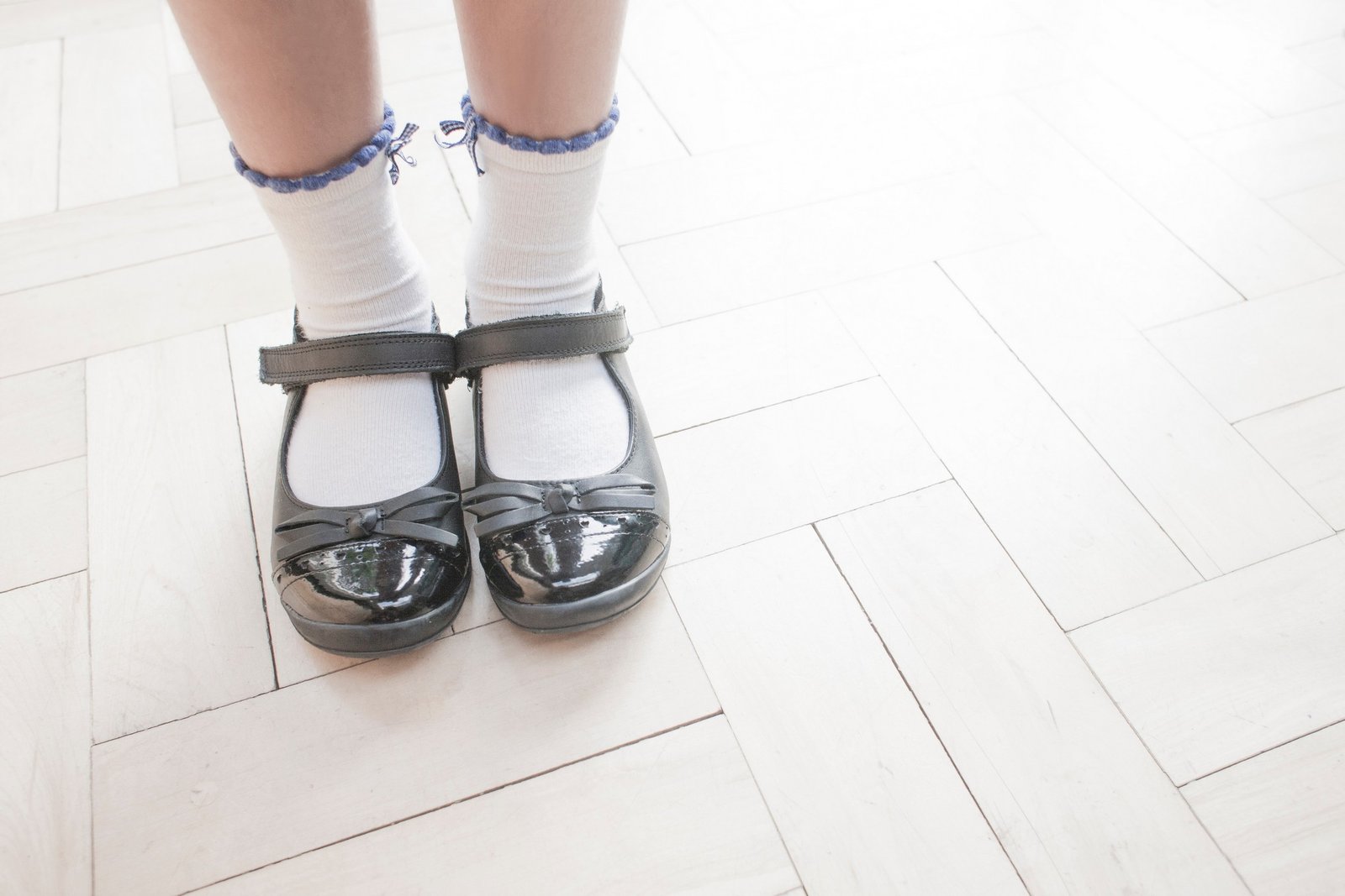 Schulschuhe eines Kindes – Schuhgeruch nach Schule und Sport