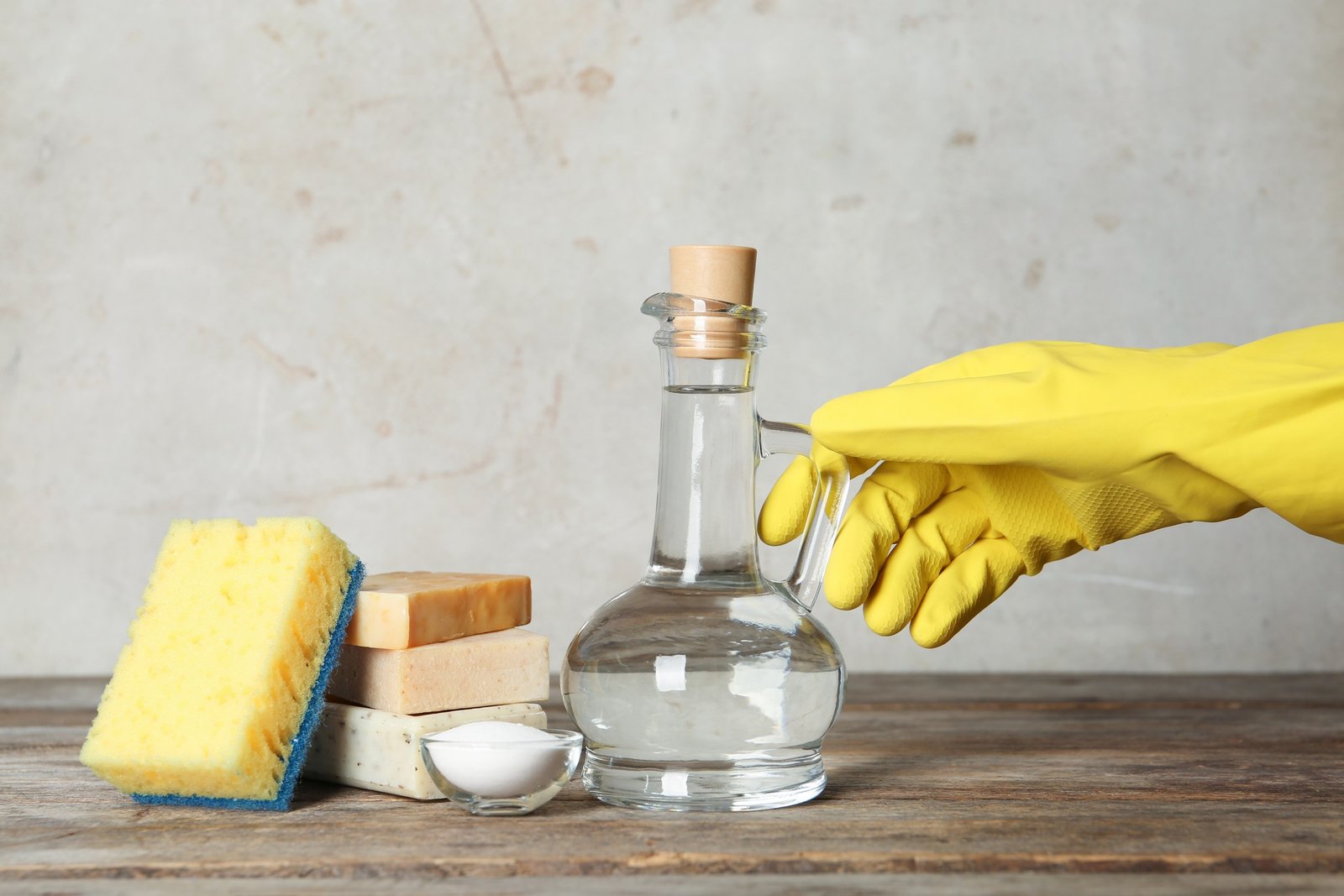 Essigflasche auf einem Tisch – Essig als Hausmittel gegen Schuhgeruch