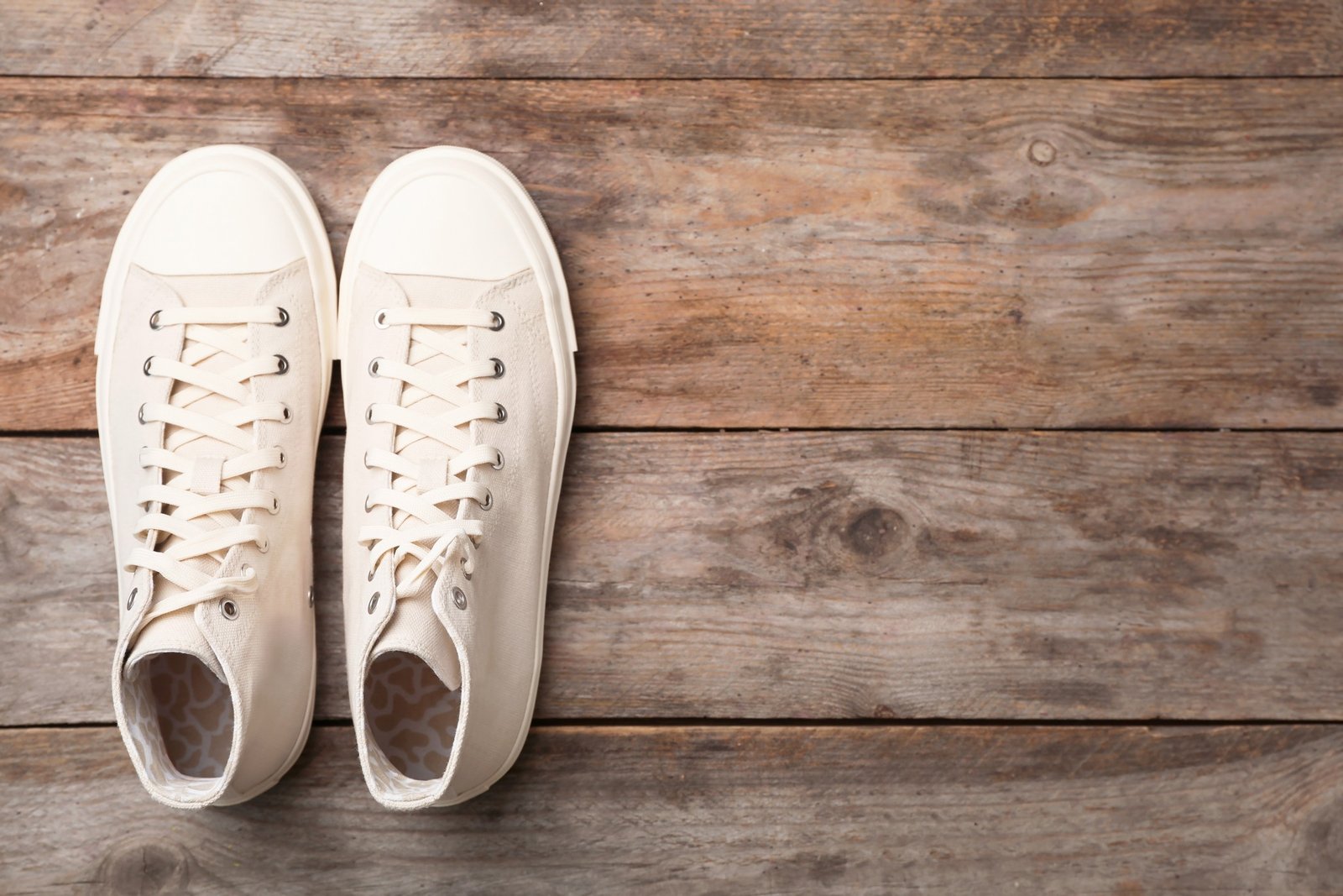 Turnschuhe auf dem Boden – Schuhgeruch Ursachen und Lösungen