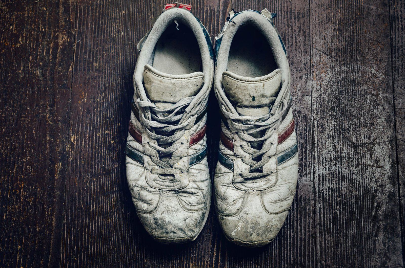 Stark getragene Sportschuhe – wenn Hausmittel nicht mehr helfen
